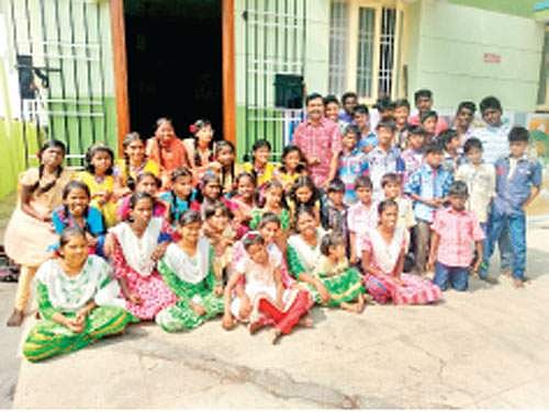 27 குழந்தைகளின் பெற்றோர்!