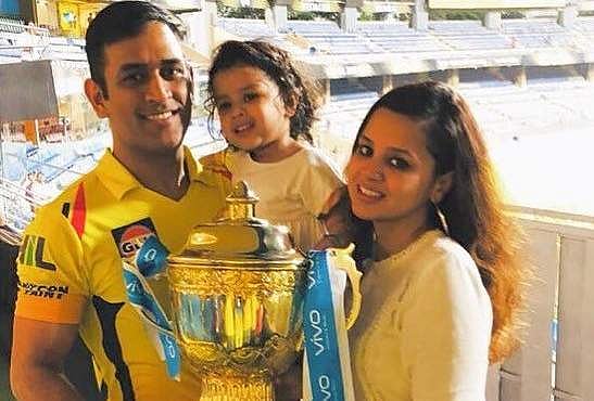 ஐபிஎல் கோப்பையை குடும்பத்துடன் ஏந்தி மகிழ்ந்த சிஎஸ்கே வீரர்கள்! (படங்கள்)