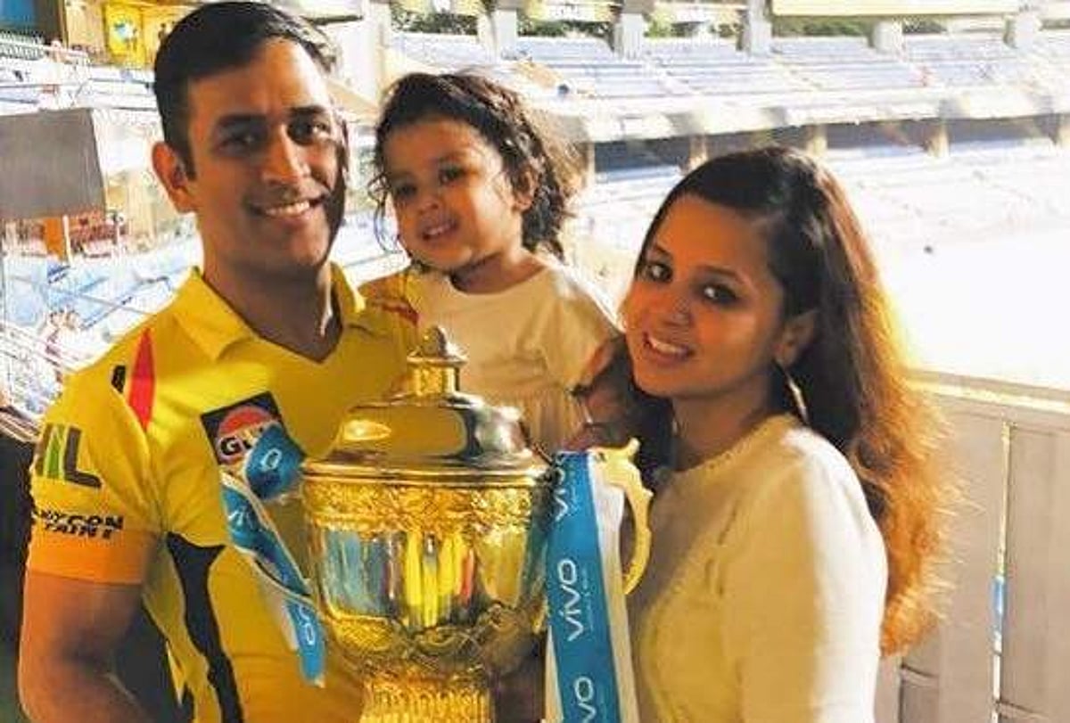 ஐபிஎல் கோப்பையை குடும்பத்துடன் ஏந்தி மகிழ்ந்த சிஎஸ்கே வீரர்கள்! (படங்கள்)