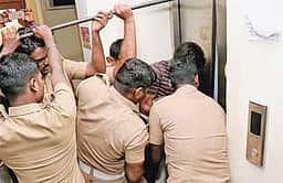 ஈரோடு அரசு மருத்துவமனை
மின்தூக்கியில் சிக்கிய 9 போ் மீட்பு