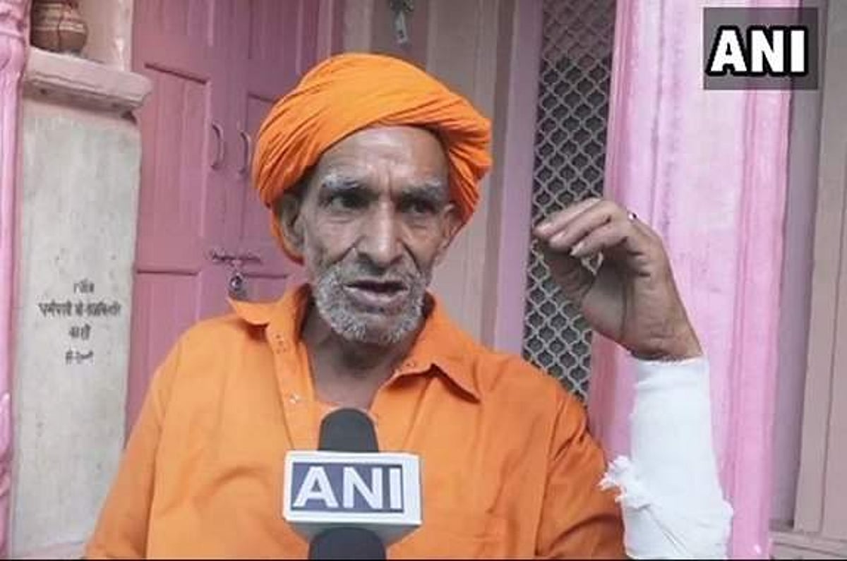 ஜனாதிபதியை உள்ளே அனுமதிக்கவில்லை என்று குற்றம் சாட்டி தாக்கப்பட்ட கோவில் பூசாரி (விடியோ)