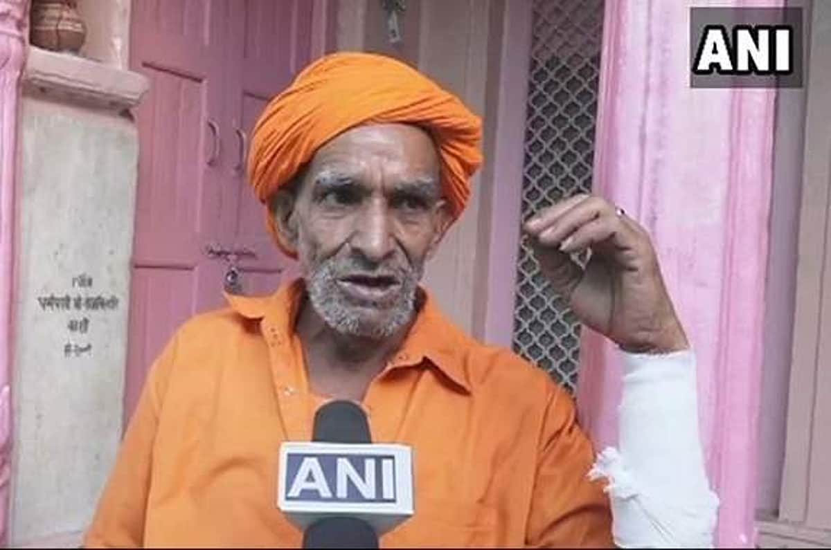 ஜனாதிபதியை உள்ளே அனுமதிக்கவில்லை என்று குற்றம் சாட்டி தாக்கப்பட்ட கோவில் பூசாரி (விடியோ)