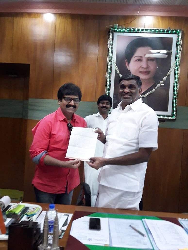 பள்ளிப் பாடத் திட்டத்தில் மரம் நடுதல் குறித்த விழிப்புணர்வு: நடிகர் விவேக் கோரிக்கை