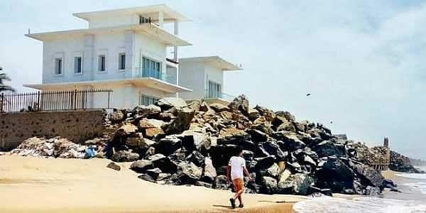 கடலோரத்தில் மீனவக் குப்பம் இருக்கக் கூடாதென்றால் சொகுசு பங்களாக்கள் வந்தது எப்படி?