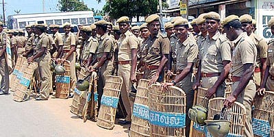 குடியாத்தத்தில் திமுக - பாமக இடையே மோதல்: மூவருக்கு காயம் 