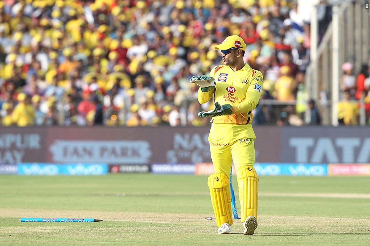 ஐபிஎல் போட்டிகளில் சிக்ஸர்கள், ஸ்டம்பிங்குகளில் தோனி புது சாதனை!