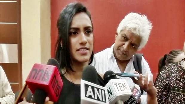 சாய்னா நேவால் சரியான பாதையில் பயணிக்கிறார்: பி.வி.சிந்து வாழ்த்து