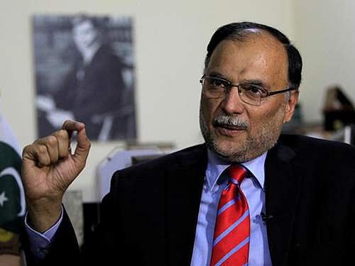 பாகிஸ்தான் உள்துறை அமைச்சர் அசான் இக்பால் மீது துப்பாக்கிச் சூடு