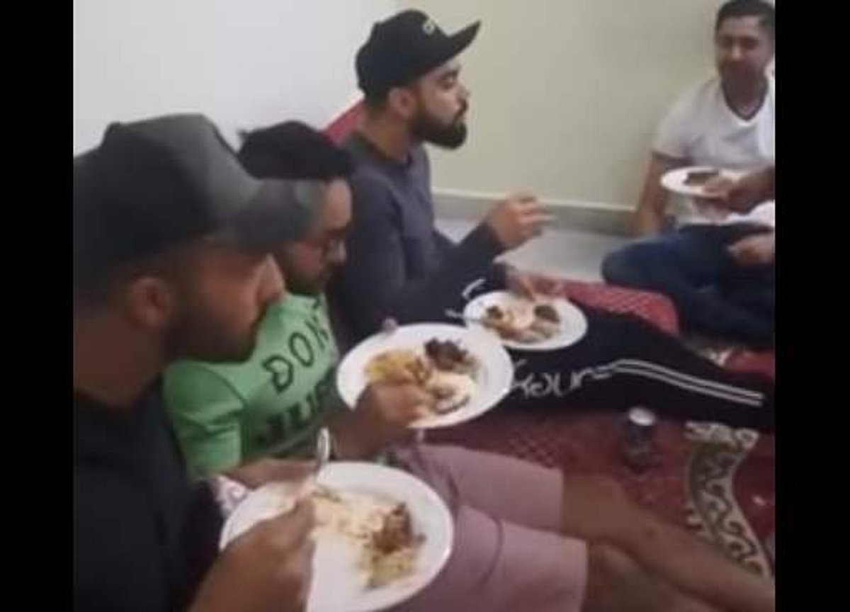 முகமது சிராஜ் வீட்டில் ஹைதராபாத் பிரியாணியை ருசித்துச் சாப்பிட்ட விராட் கோலி (விடியோ)