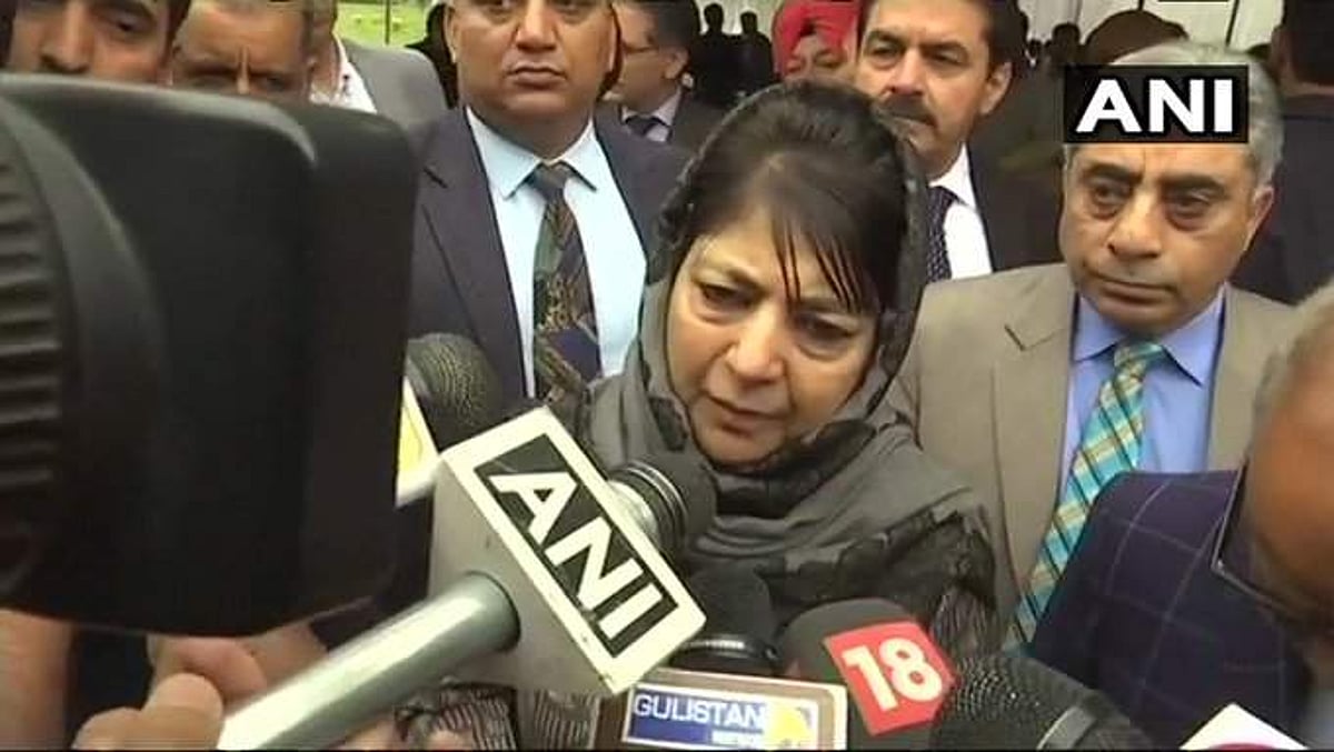 பாவப்பட்ட கரங்களில் கற்களும், துப்பாக்கிகளும் உள்ளன: மெஹபூபா முஃப்தி