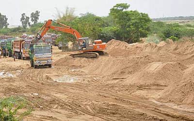 மணல் கடத்தலுக்கு உடந்தையாக இருக்கும் அரசு அதிகாரிகள் மீது குண்டர் சட்டம்: சென்னை உயர் நீதிமன்றம் அதிரடி உத்தரவு 