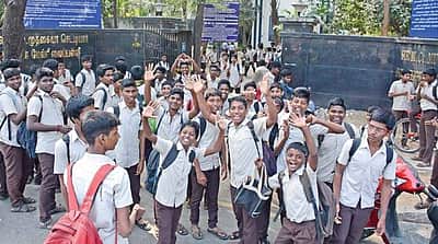 பள்ளிக் கல்வித்துறையிடம் உரிய முன் அனுமதி பெற்ற பிறகே கல்விச் சுற்றுலா: விதிக்கப்பட்ட கடும் கட்டுப்பாடுகள் 