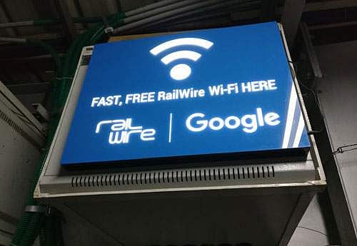 ரயில் நிலைய இலவச வைஃபையில் படித்து அரசு அதிகாரியாக அமரப்போகும் ரயில்வே கூலித் தொழிலாளி!