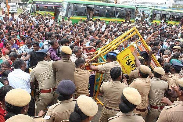 ஜாக்டோஜியோ போராட்ட களத்தில் சப் இன்ஸ்பெக்டரை ஆசிரியரென நினைத்து அறைந்த இன்ஸ்பெக்டர்!