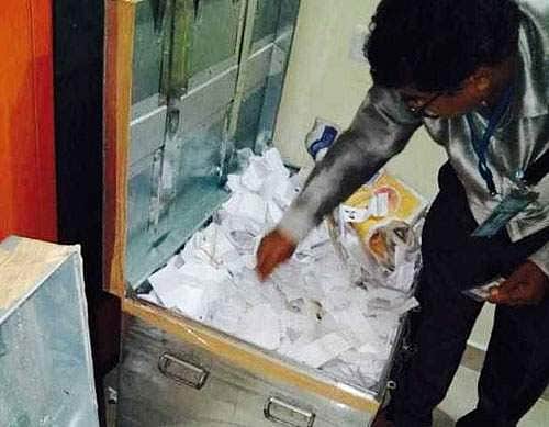 கர்நாடகாவில் பாஜக பிரமுகரின் அடுக்கு மாடி குடியிருப்பில் கட்டுக்கட்டாக போலி வாக்காளர் அட்டை பறிமுதல்