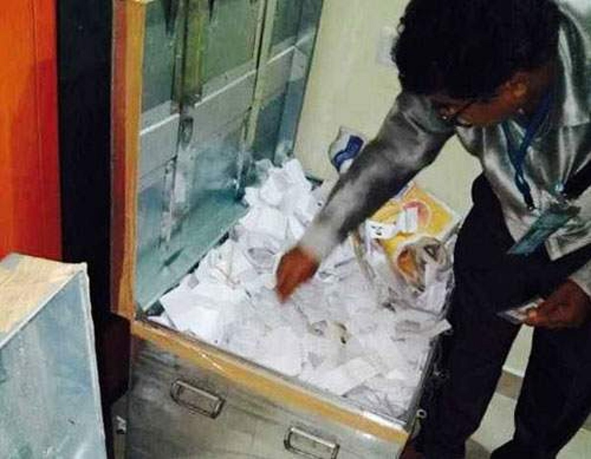 கர்நாடகாவில் பாஜக பிரமுகரின் அடுக்கு மாடி குடியிருப்பில் கட்டுக்கட்டாக போலி வாக்காளர் அட்டை பறிமுதல்