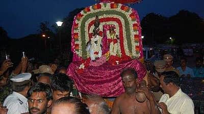 60 ஆண்டுகளுக்குப் பின் தஞ்சை பெரியகோயிலுக்கு திரும்பிய திருடப்பட்ட சிலைகள்: பொதுமக்கள் கொண்டாட்டம்