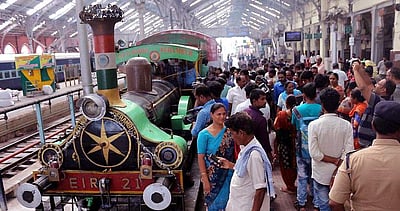 பாரம்பரிய நீராவி என்ஜின் ரயில் இயக்கம்