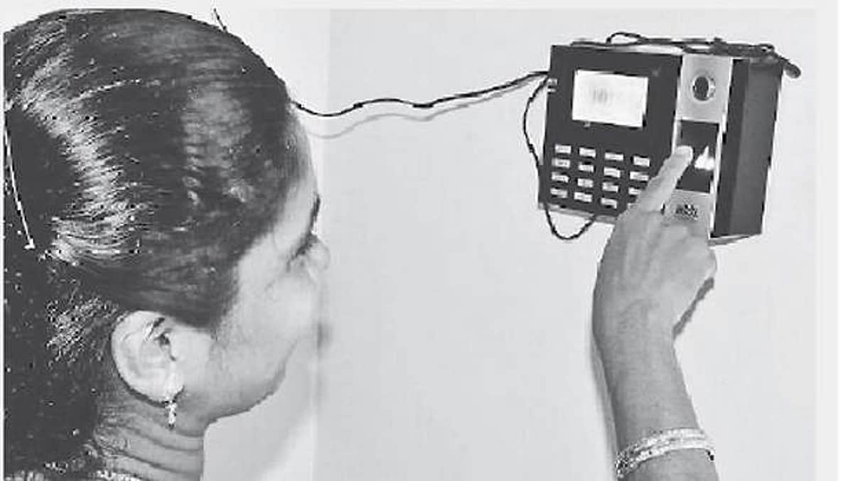 பள்ளிகளில் பயோ-மெட்ரிக் வருகைப் பதிவு