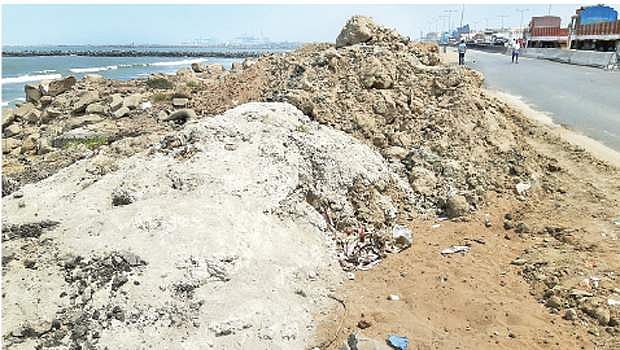 கடற்கரையில் கொட்டப்படும் மெட்ரோ ரயில் கட்டுமான கழிவுகளால் சுற்றுச்சூழல் பாதிக்கப்படும் அபாயம்