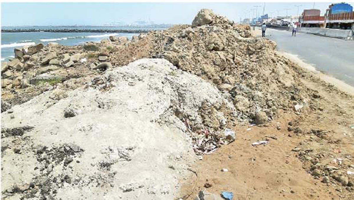 கடற்கரையில் கொட்டப்படும் மெட்ரோ ரயில் கட்டுமான கழிவுகளால் சுற்றுச்சூழல் பாதிக்கப்படும் அபாயம்