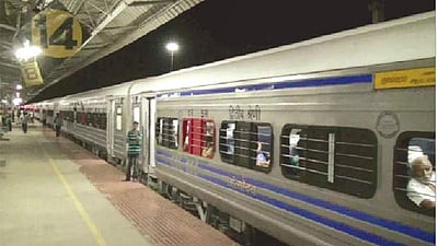 ரயிலில் ஏசி வேலை செய்யாததால் பயணிகள் பாதி வழியில் போராட்டம்