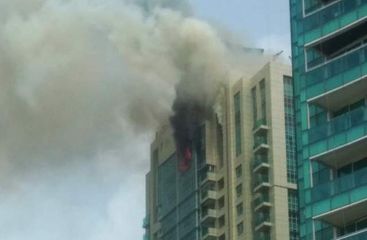 பாலிவுட் நடிகை தீபிகா படுகோனின் அடுக்குமாடி கட்டடத்தில் தீ விபத்து!