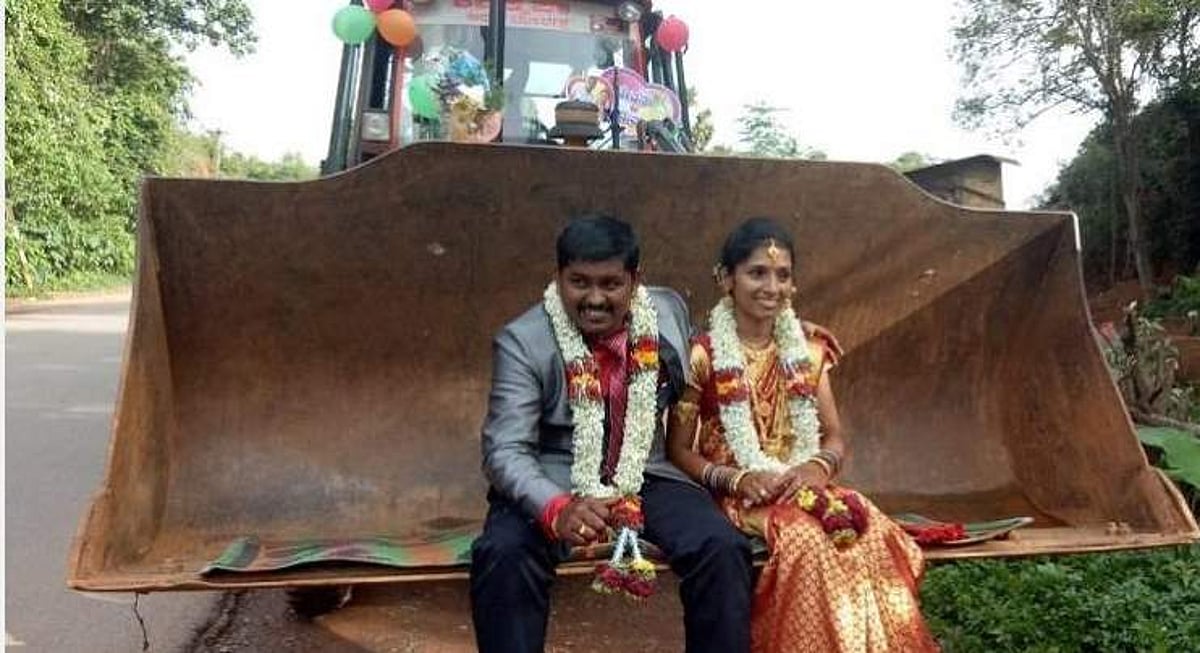 ஜேசிபி வண்டியில் கல்யாண ஊர்வலம் வந்த வித்யாசமான புதுமணத்தம்பதிகள்!