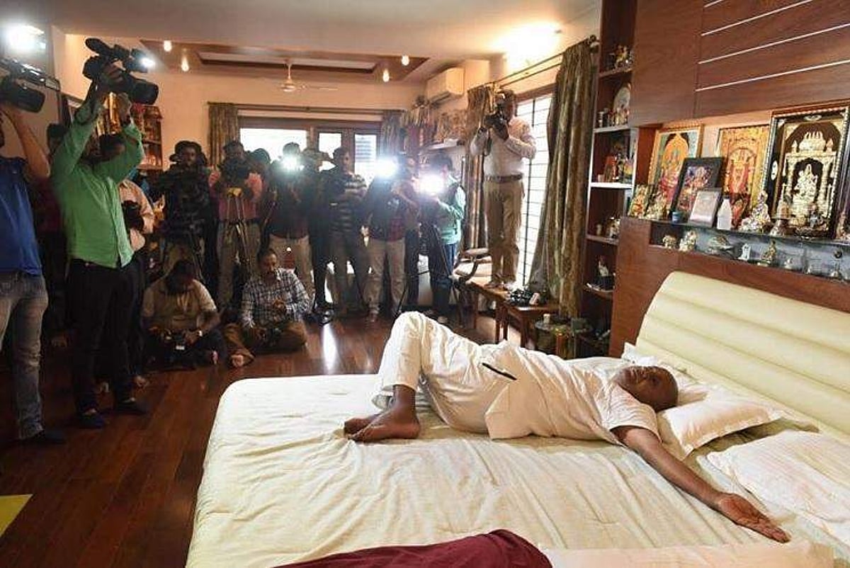 85 வயதில் 30 ஆசனம்; தேவெ கௌடாவின் யோகாப் பயிற்சி மட்டும் அதிகக் கவனம் பெற்றது ஏன்?