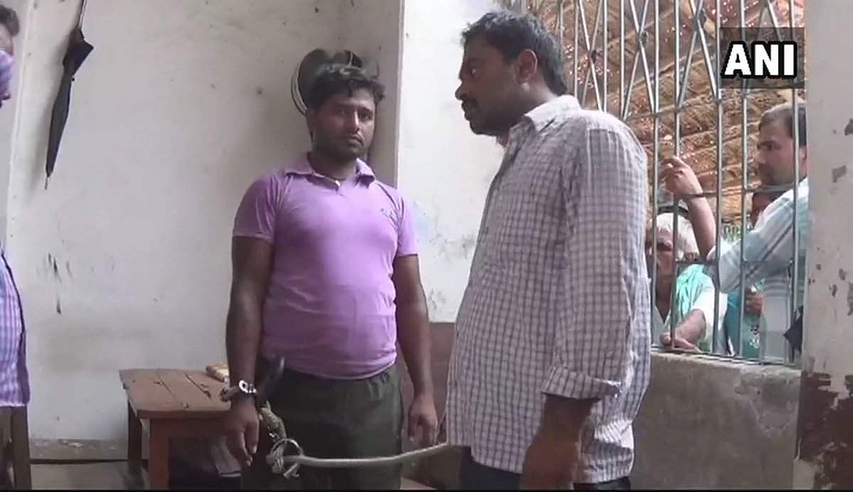 பிகாரில் பரபரப்பு: 10-ஆம் வகுப்பு விடைத்தாள்களை எடைக்குப் போட்டு ரூ.8,500 வசூல்!