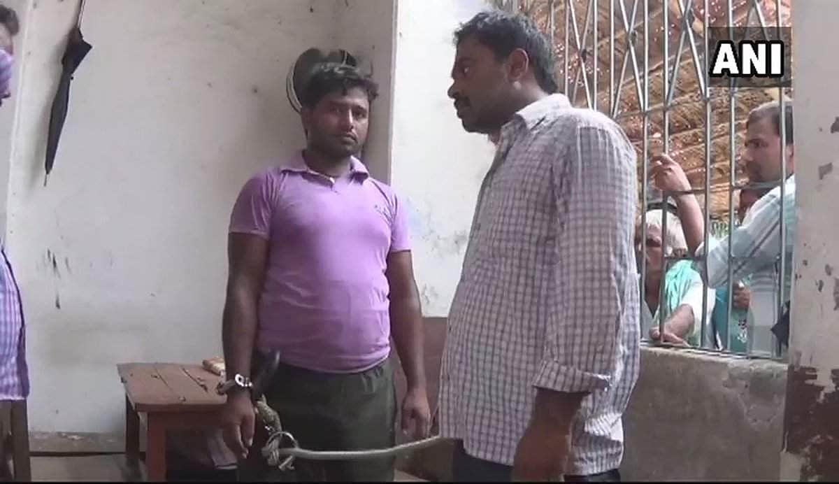 பிகாரில் பரபரப்பு: 10-ஆம் வகுப்பு விடைத்தாள்களை எடைக்குப் போட்டு ரூ.8,500 வசூல்!