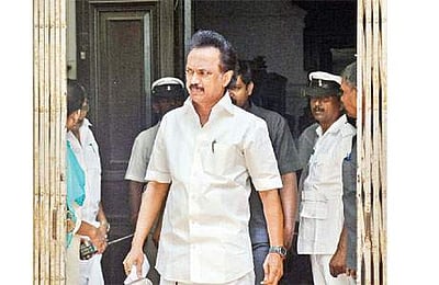 ஆளுநர் விவகாரம்: சட்டப்பேரவையில் இருந்து திமுக வெளிநடப்பு