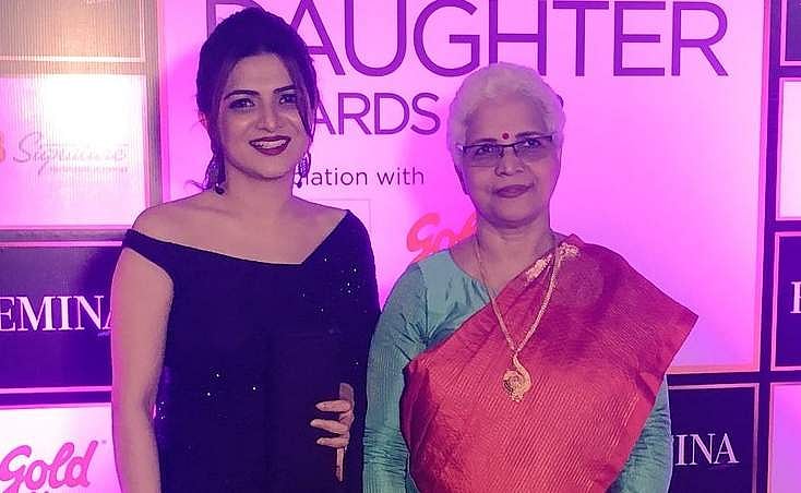 அம்மாவுடன் மேடையேறியபோது படபடப்பாக உணர்ந்தேன்: விருது பெற்ற டிடி உருக்கம்! (படங்கள்)