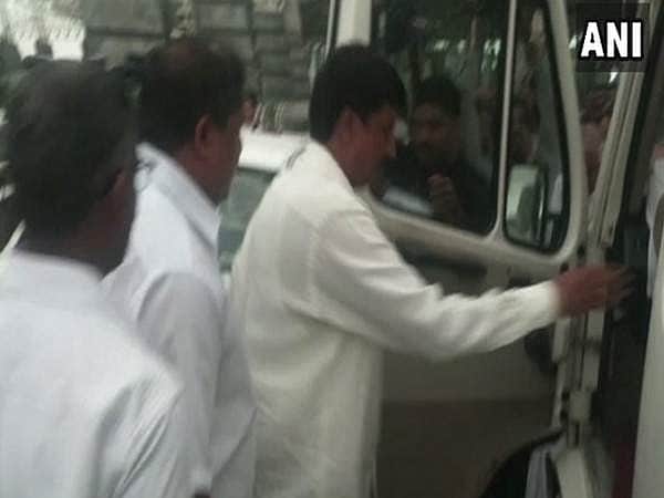 அமைச்சர் உள்ளிட்ட 7 எம்எல்ஏ-க்கள் சித்தராமையாவுடன் 'திடீர்' சந்திப்பு