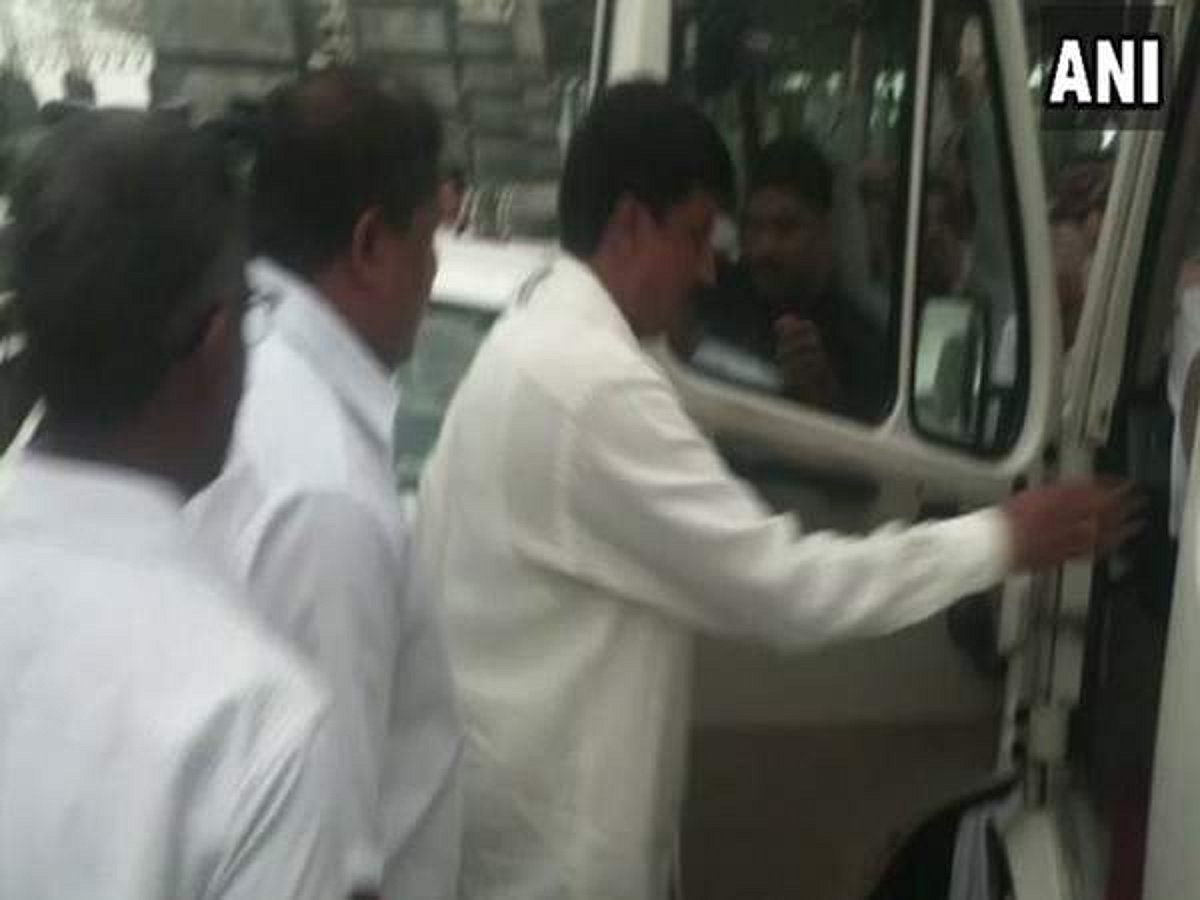 அமைச்சர் உள்ளிட்ட 7 எம்எல்ஏ-க்கள் சித்தராமையாவுடன் 'திடீர்' சந்திப்பு