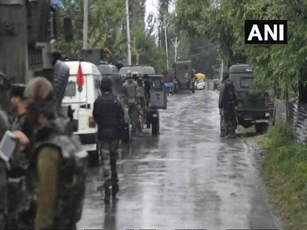ஜம்மு-காஷ்மீரில் 3 பயங்கரவாதிகள் சுட்டுக்கொலை: கல்வீச்சு சம்பவத்தில் ஒரு சிறுவன் சாவு