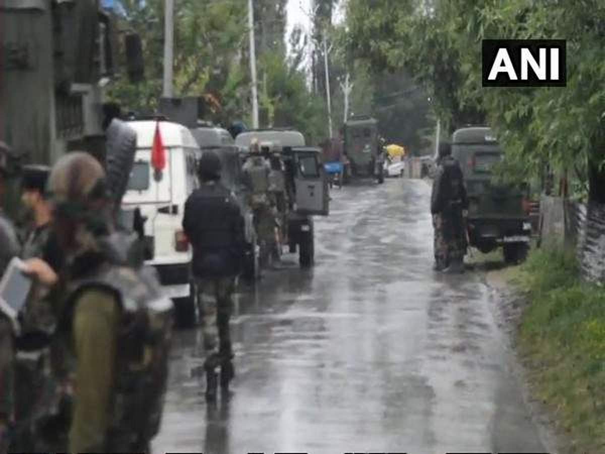 ஜம்மு-காஷ்மீரில் 3 பயங்கரவாதிகள் சுட்டுக்கொலை: கல்வீச்சு சம்பவத்தில் ஒரு சிறுவன் சாவு