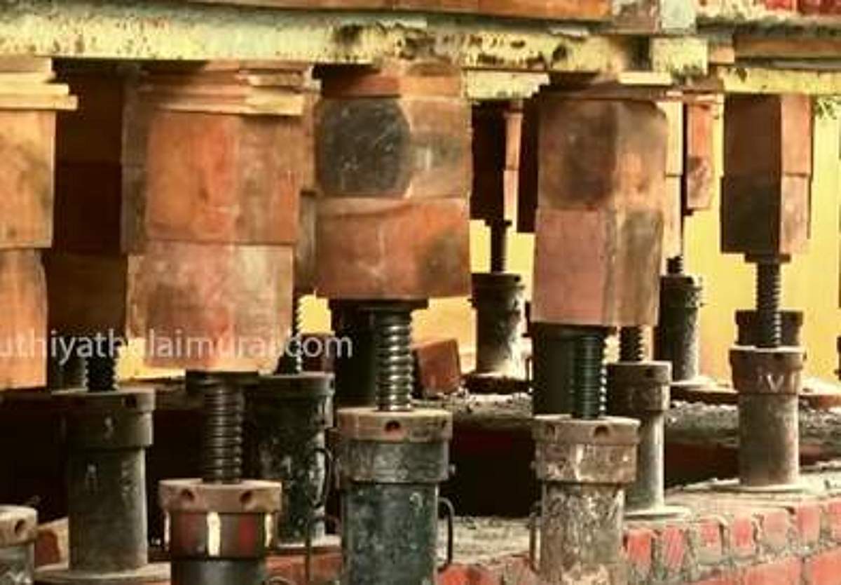 பள்ளமான வீட்டை ஜாக்கி கொண்டு உயர்த்தும் புது தொழில்நுட்பம் மதுரையில் அறிமுகம்!