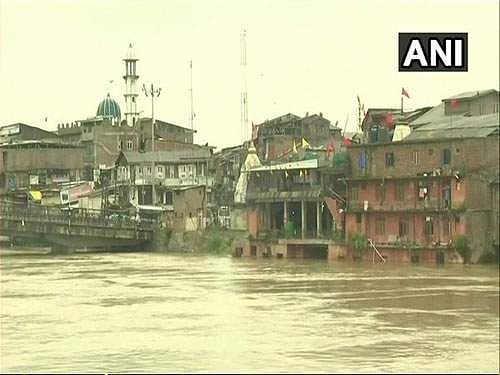 காஷ்மீருக்கு வெள்ள அபாய எச்சரிக்கை: பள்ளிகளுக்கு விடுமுறை