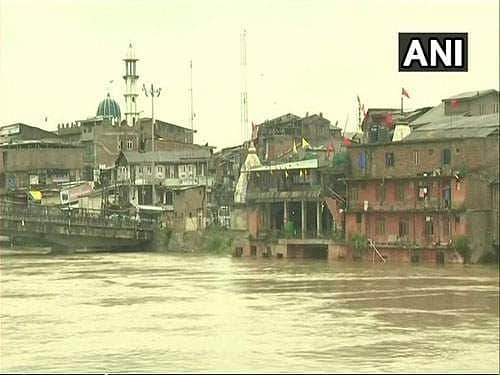 காஷ்மீருக்கு வெள்ள அபாய எச்சரிக்கை: பள்ளிகளுக்கு விடுமுறை