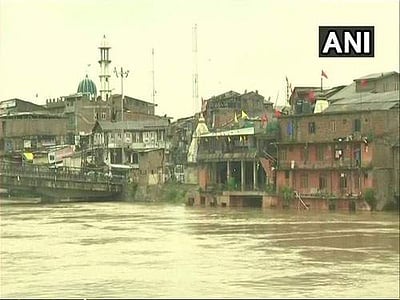 காஷ்மீருக்கு வெள்ள அபாய எச்சரிக்கை: பள்ளிகளுக்கு விடுமுறை