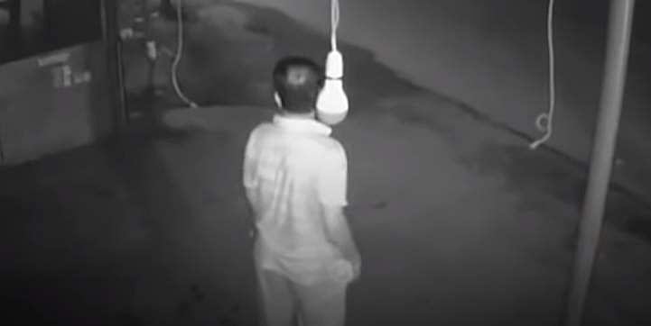 கோவையில் மின் விளக்கைத் திருட உடற்பயிற்சி செய்வது போல நடித்த மனிதர்! (விடியோ இணைப்பு)