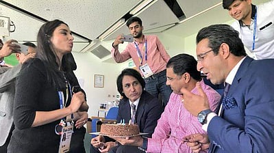 பிறந்த நாள் கேக் வெட்டியதற்காக ரசிகர்களிடம் மன்னிப்பு கேட்ட பாகிஸ்தான் கிரிக்கெட் வீரர் 