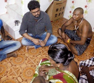 தூத்துக்குடி துப்பாக்கிச் சூடு: உயிரிழந்தவர்கள் குடும்பத்தினரை நடிகர் விஜய் நேரில் சந்திப்பு