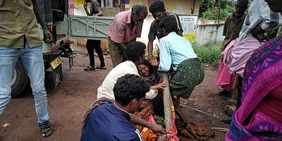 பிரசவத்துக்காக ஏழு கிலோ மீட்டர் தொட்டிலில் தூக்கிச் செல்லப்பட்ட கர்ப்பிணி பெண்
