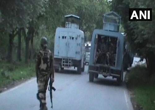 ஜம்மு காஷ்மீரில் பாதுகாப்பு படைவீரர்களுக்கும் பயங்ரவாதிகளுக்கு இடையே துப்பாக்கி சண்டை