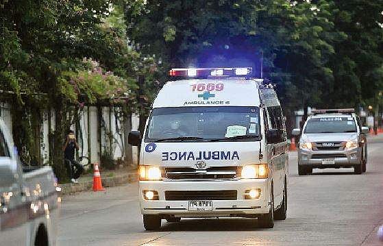 தாய்லாந்து குகையில் இருந்து 13 பேரும் மீட்பு: மீட்புக் குழுவைக் கொண்டாடும் மக்கள்