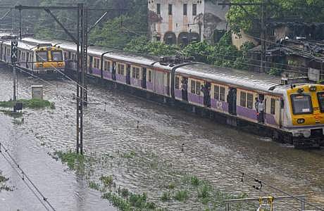 சென்னை: 17 புறநகர் ரயில்கள் இரு நாள்களுக்கு ரத்து!