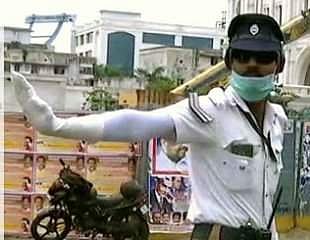 நடனமாடிக் கொண்டே ரசனையாகப் போக்குவரத்தை ஒழுங்கு செய்யும் சென்னை போலீஸ்!