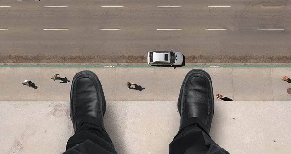 உயரத்திலிருந்து குதித்து உடல் சிதறி இறக்கத் துணியும் மனநிலையை ‘எக்ஸ்டஸி’ என்பார்களா!